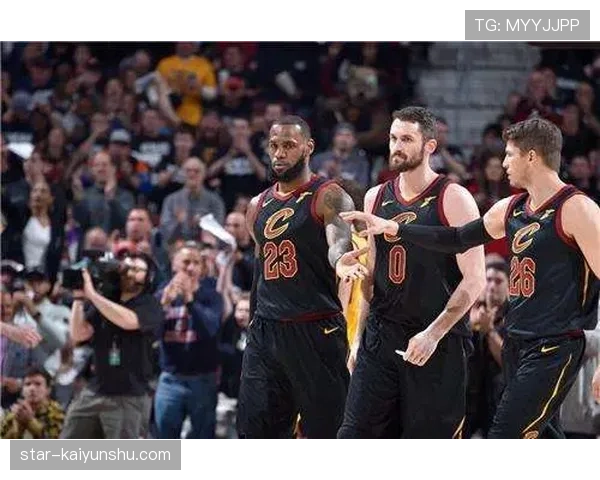 米切尔无球跑动拉开空间，主导骑士进攻体系